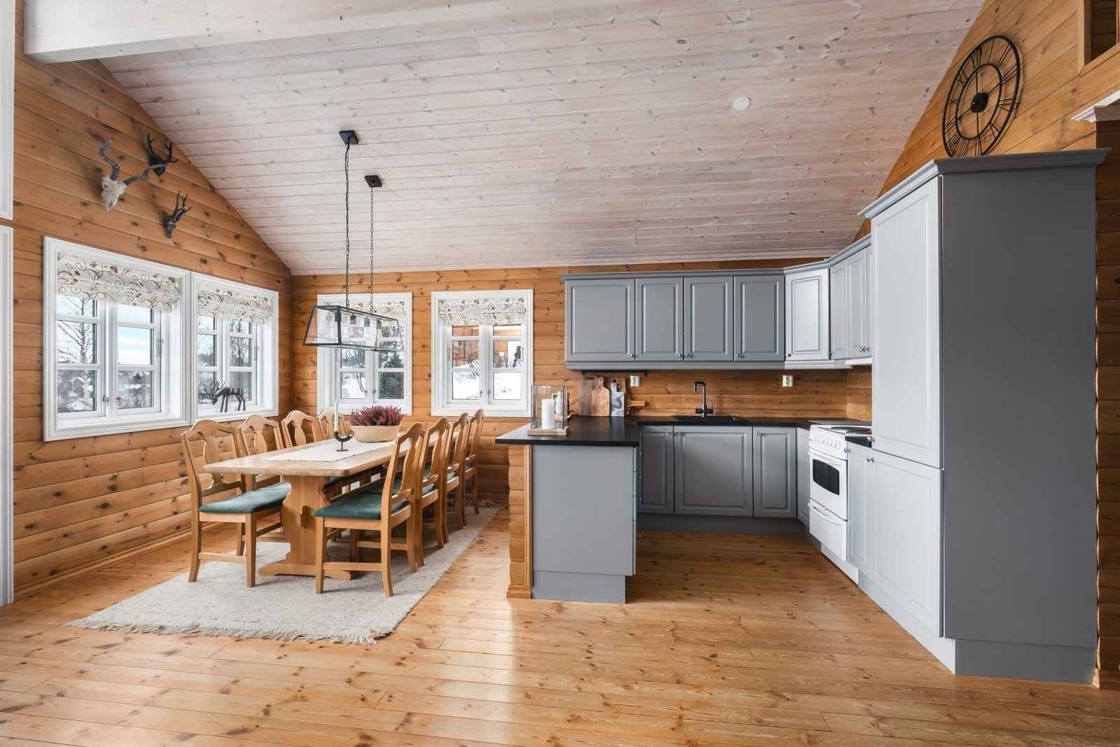 Kjøkken med god oppbevaringsplass. Galleribilde