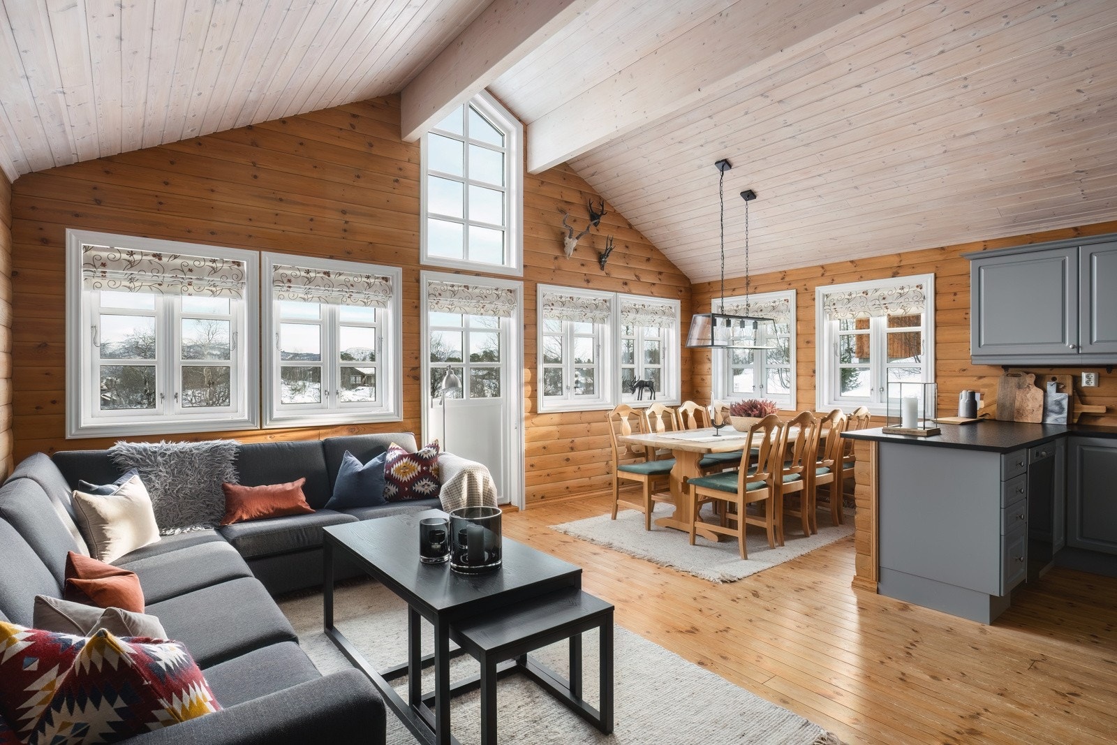 Direkte utgang til stor terrasse. Galleribilde