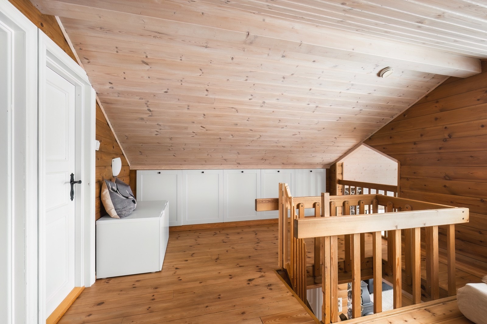 Loftstue. Galleribilde