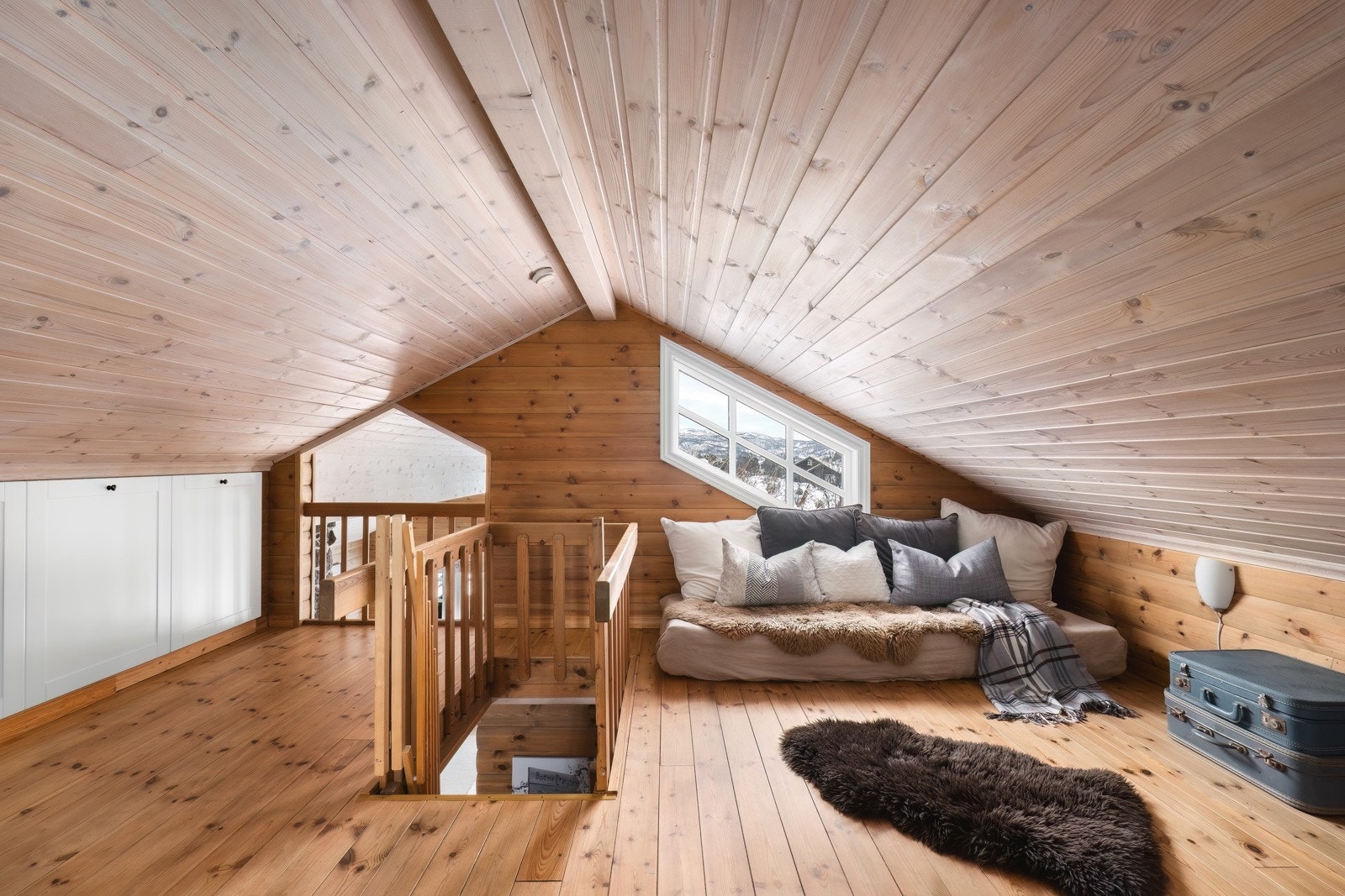 Loftstue. Galleribilde