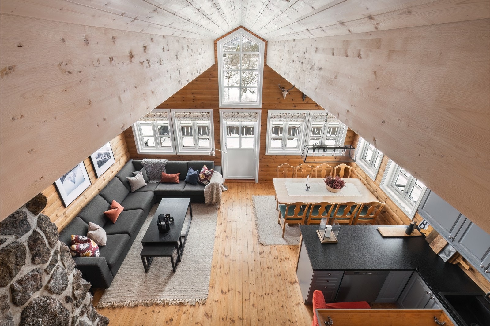 Åpent ned fra hems. Galleribilde