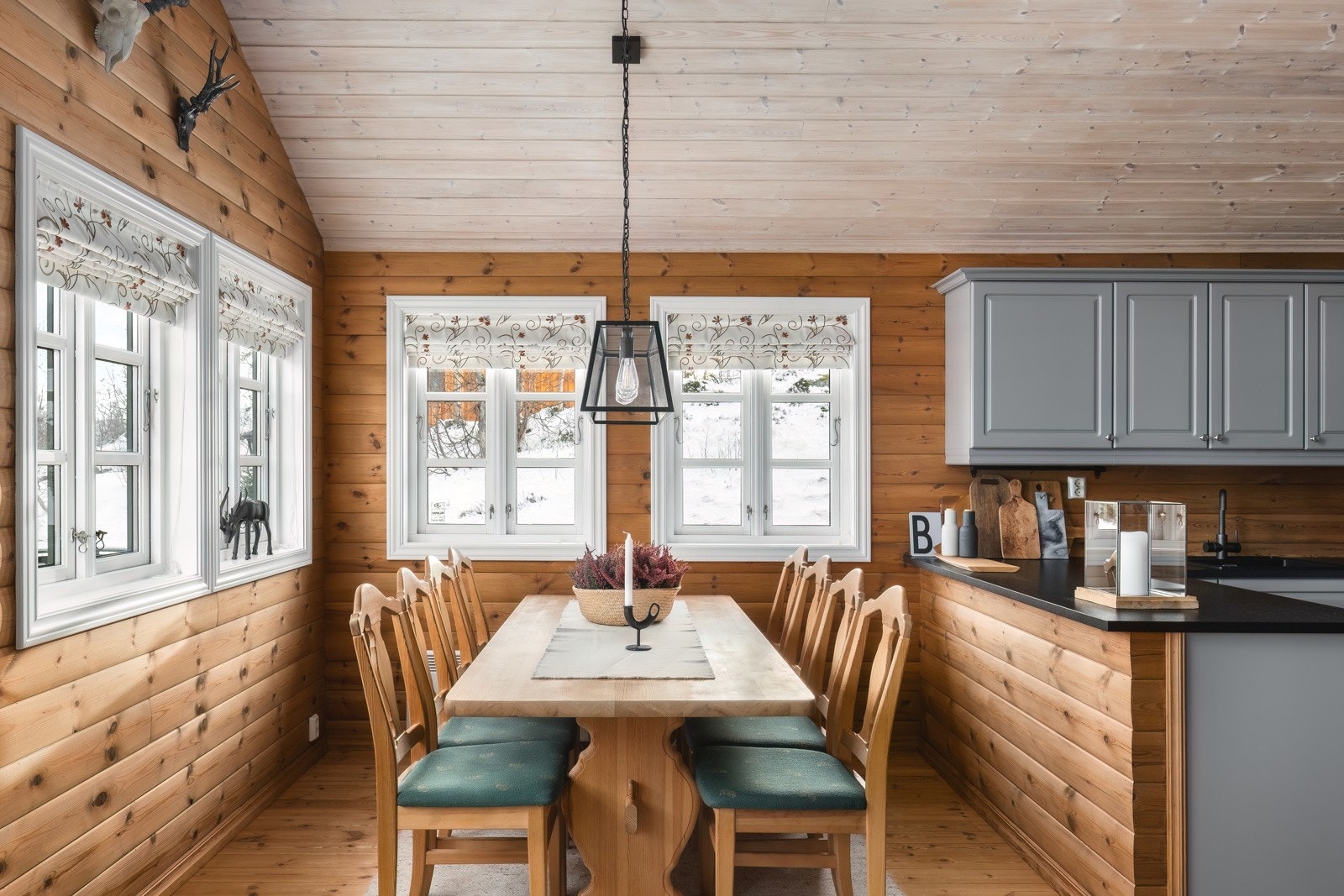 Rikelig med plass til gjester rundt bordet. Galleribilde