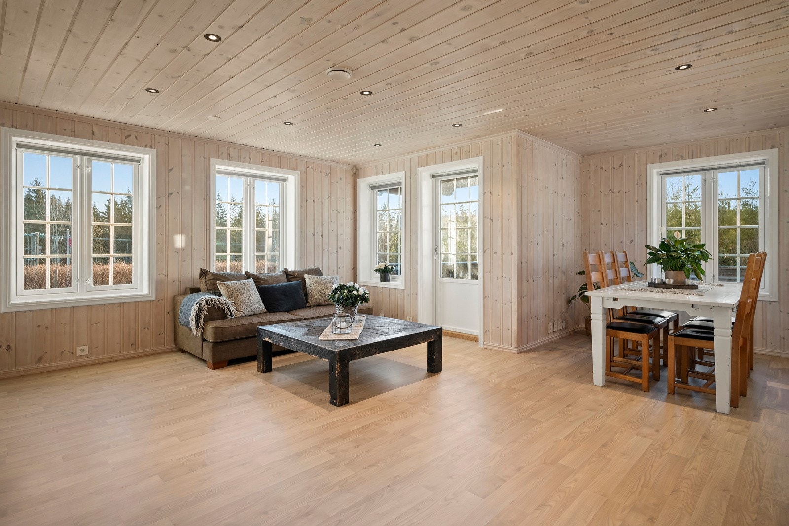 Stuen har et lyst og luftig design med store vindusflater som slipper inn rikelig med naturlig lys. Galleribilde