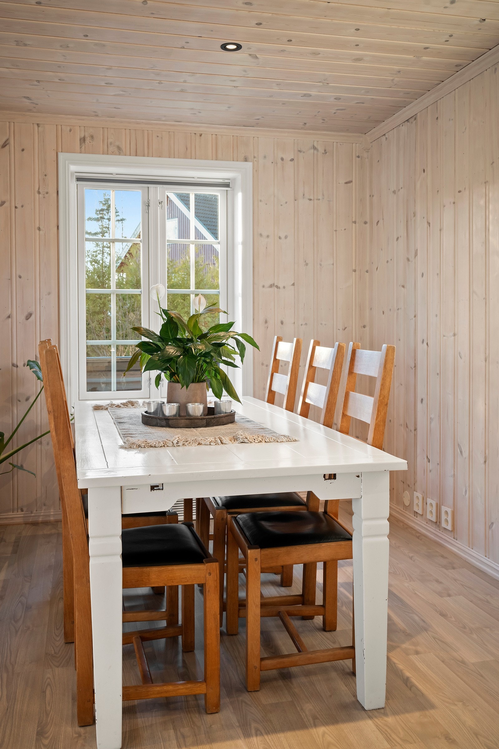 Stuen har parkett på gulvet og lyst panel på veggene, samt downlights i taket. Galleribilde