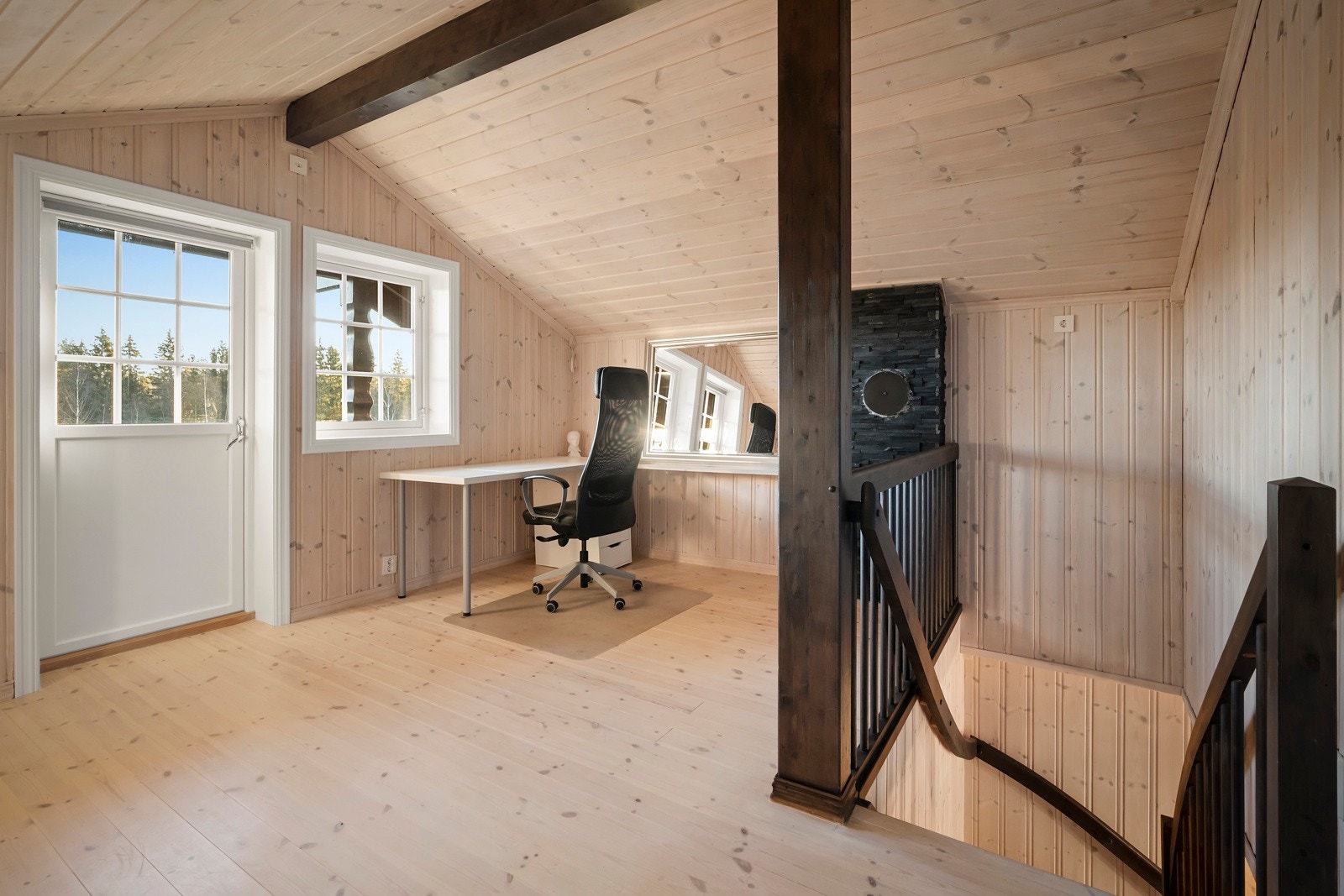 I boligens andre etasje finner du en koselig loftstue. Galleribilde