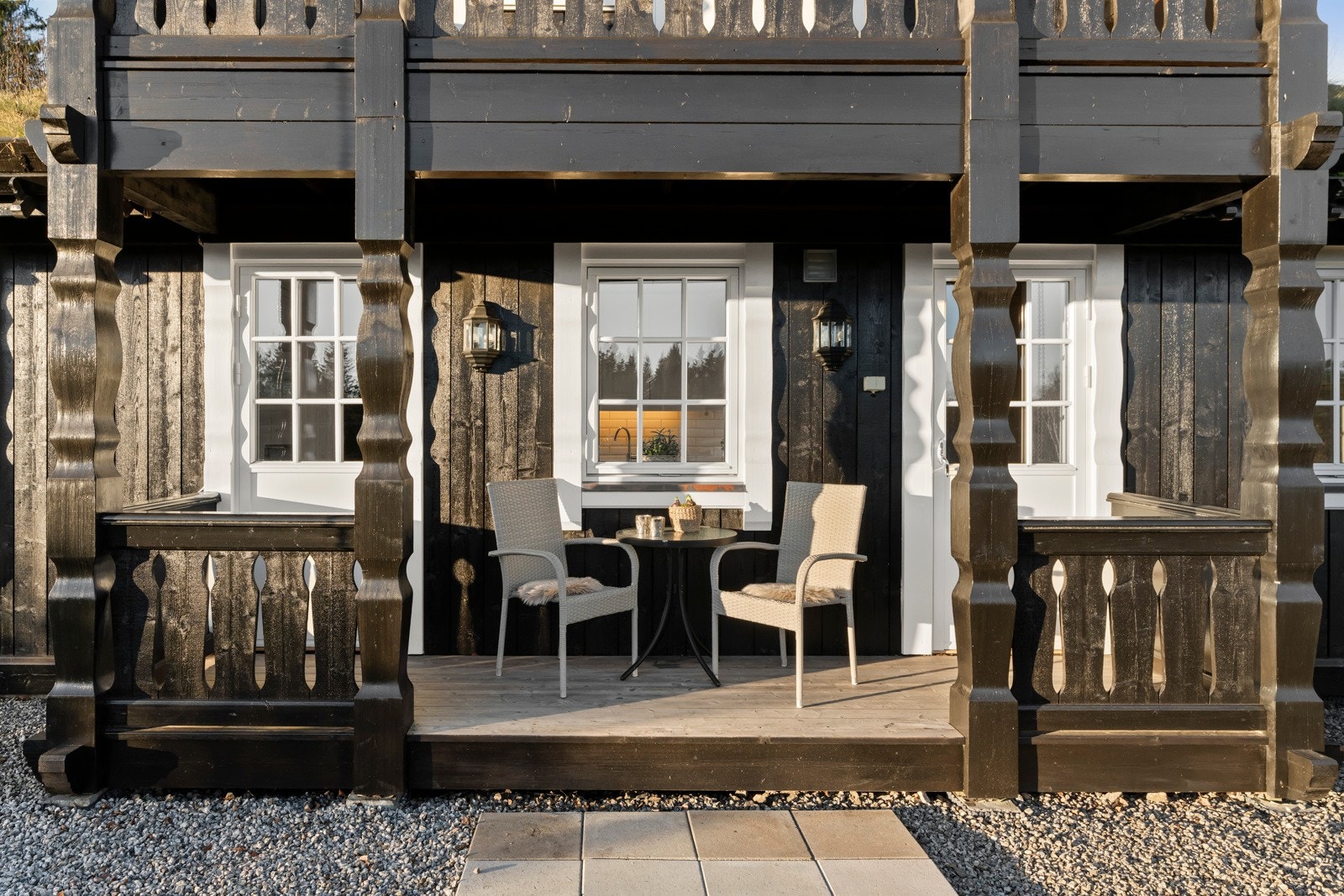 Rundt eneboligen er det solrike, flotte utearealer, og late sommerdager kan nytes lunt og usjenert på to terrasser og én balkong. Galleribilde