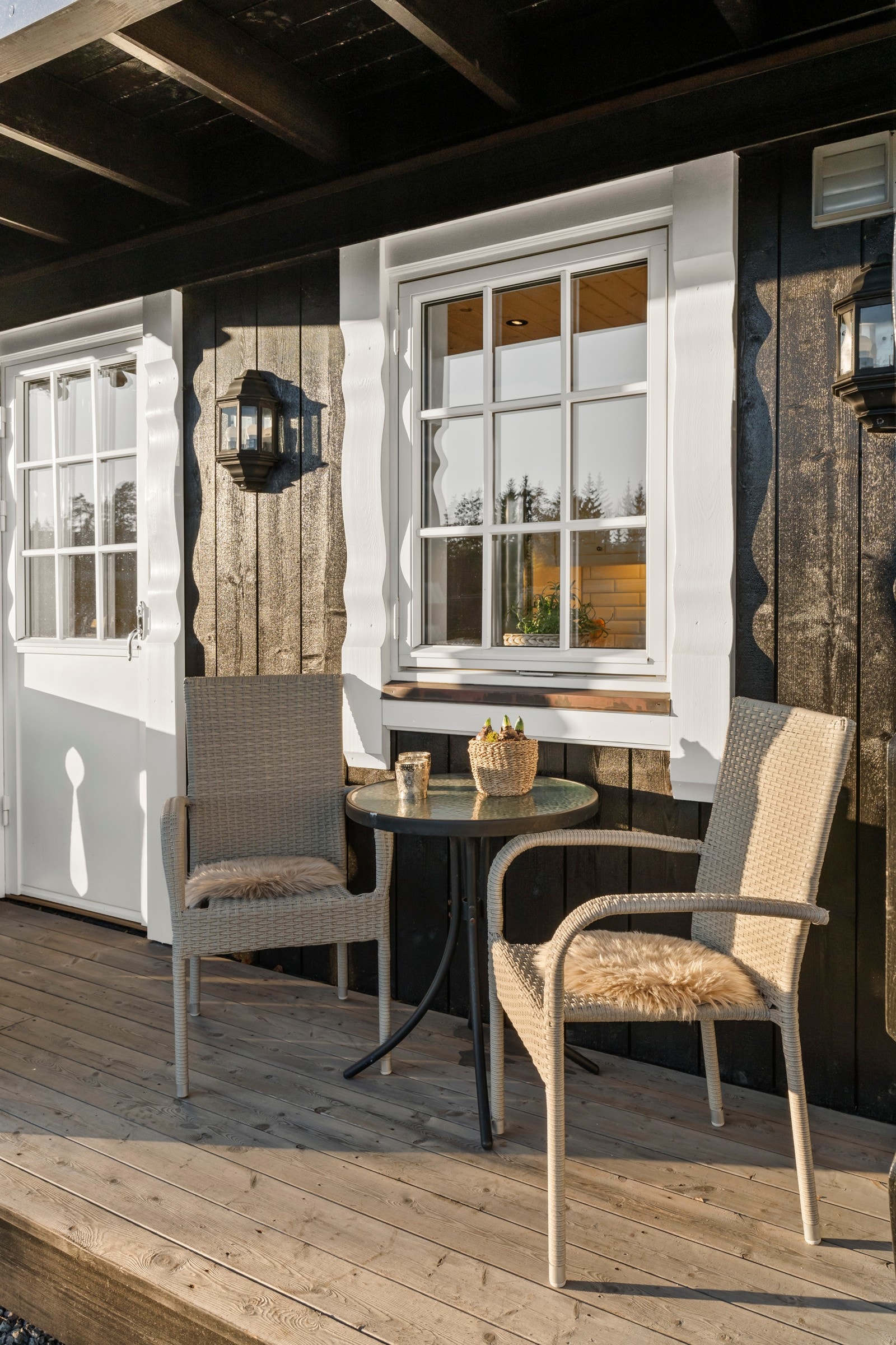 Begge uteplassene har dekke i tre og mørkbeiset rekkverk, og det er montert utebelysning på husveggen. Galleribilde