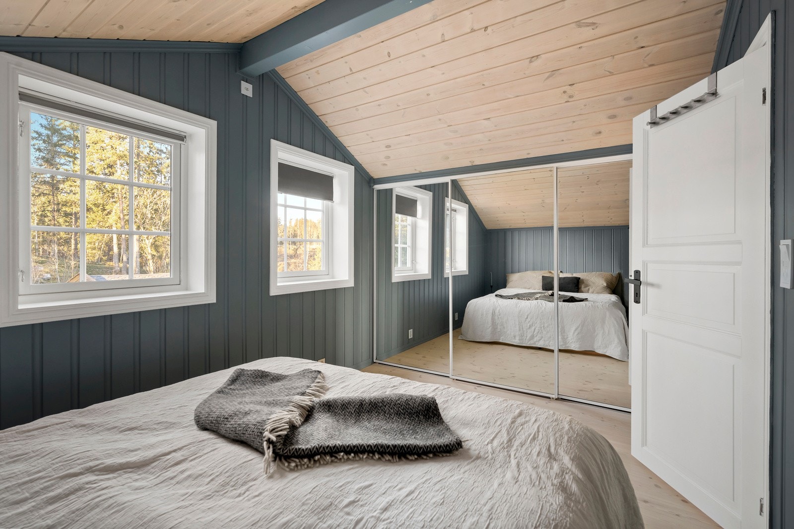 Her er det god plass til seng, og rommet er innredet med en plassbygd skyvedørsgarderobe med speilfronter. Galleribilde