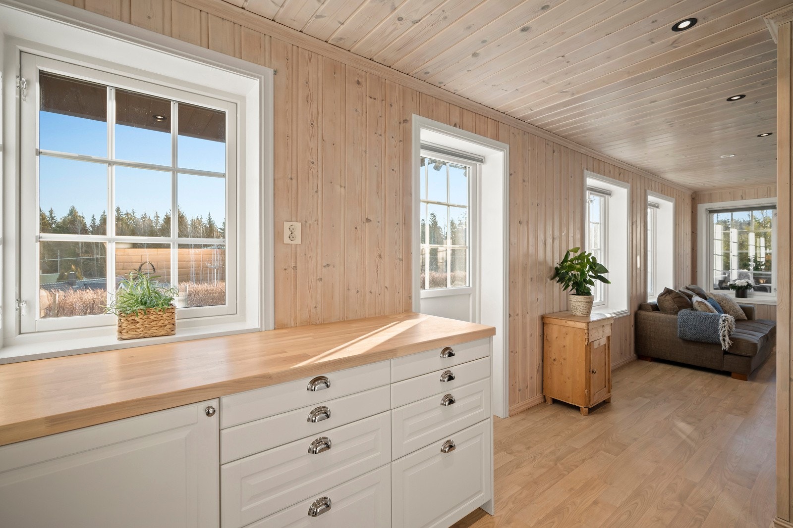 Kjøkkenet er utstyrt med integrerte hvitevarer som koketopp, stekeovn og oppvaskmaskin, og det er avsatt plass for kjøl/fryseskap. Galleribilde