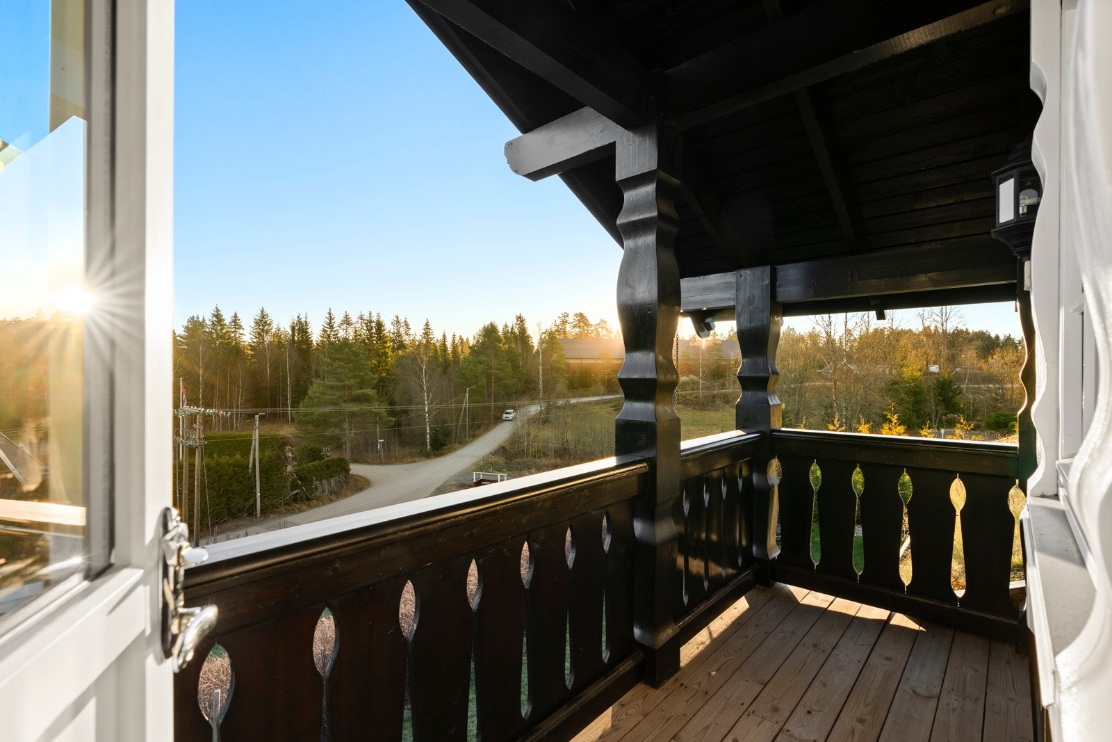 Her er det også utgang til en overbygd terrasse på ca. 5 kvm. Galleribilde