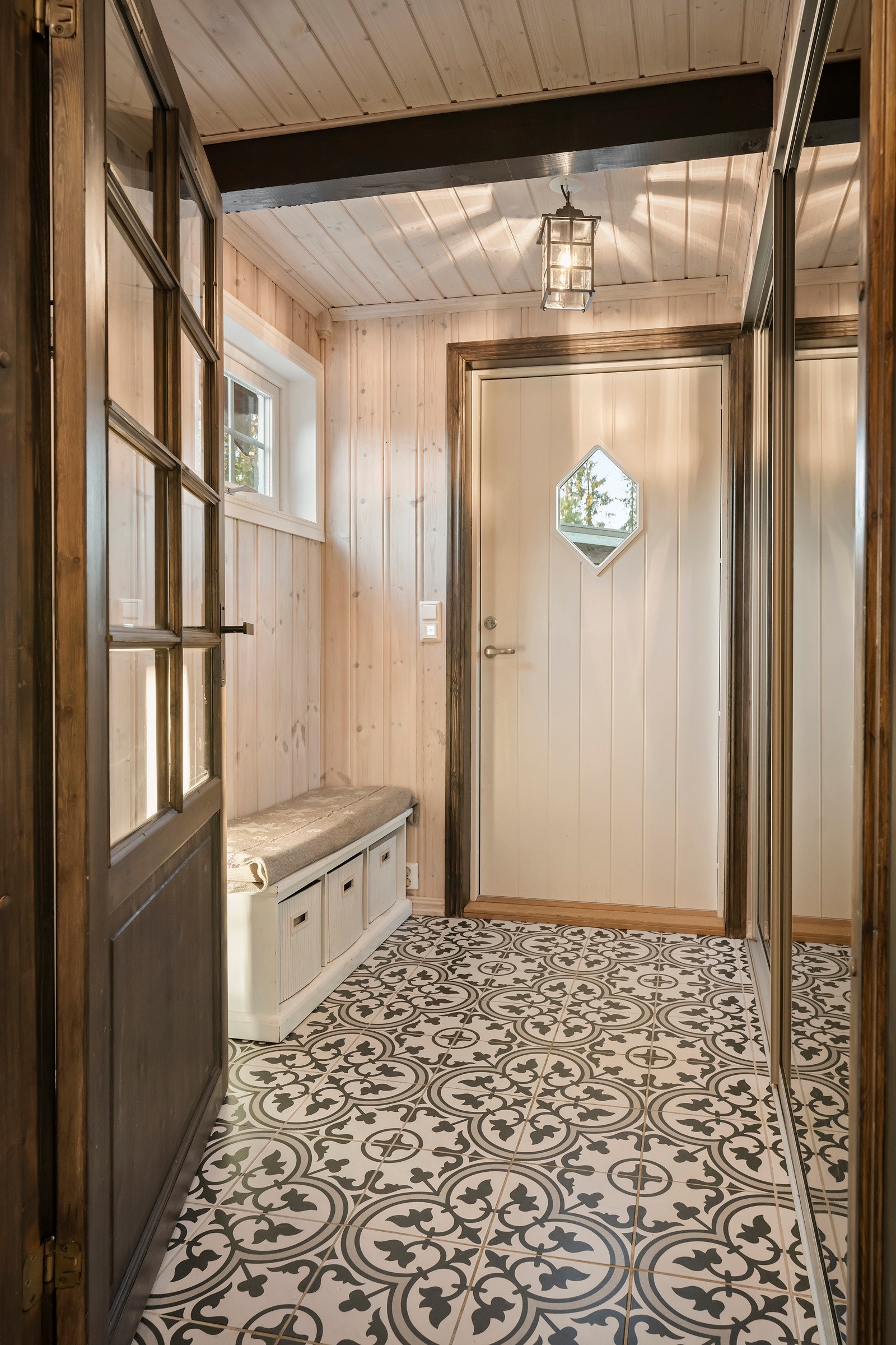 Allerede ved inngangspartiet blir du møtt av en pen entré med flislagt gulv, panelte vegger og en plassbygd skyvedørsgarderobe. Galleribilde