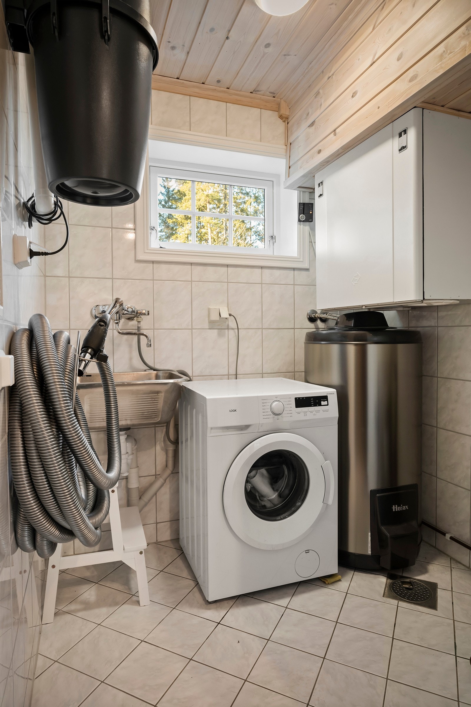 Teknisk rom med skyllekum, opplegg for vaskemaskin, varmtvannsbereder, sikringsskap og varmepumpe opplegg. Galleribilde