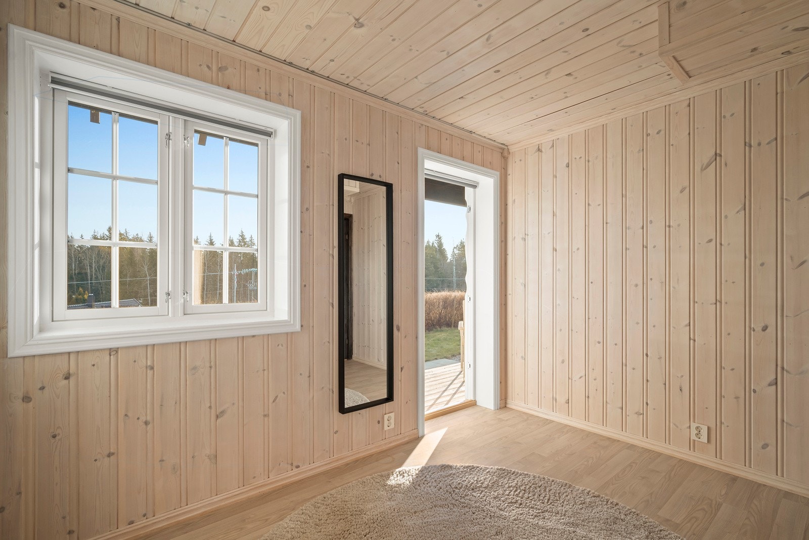 Her er det også utgang til en overbygd terrasse på ca. 5 kvm. Galleribilde