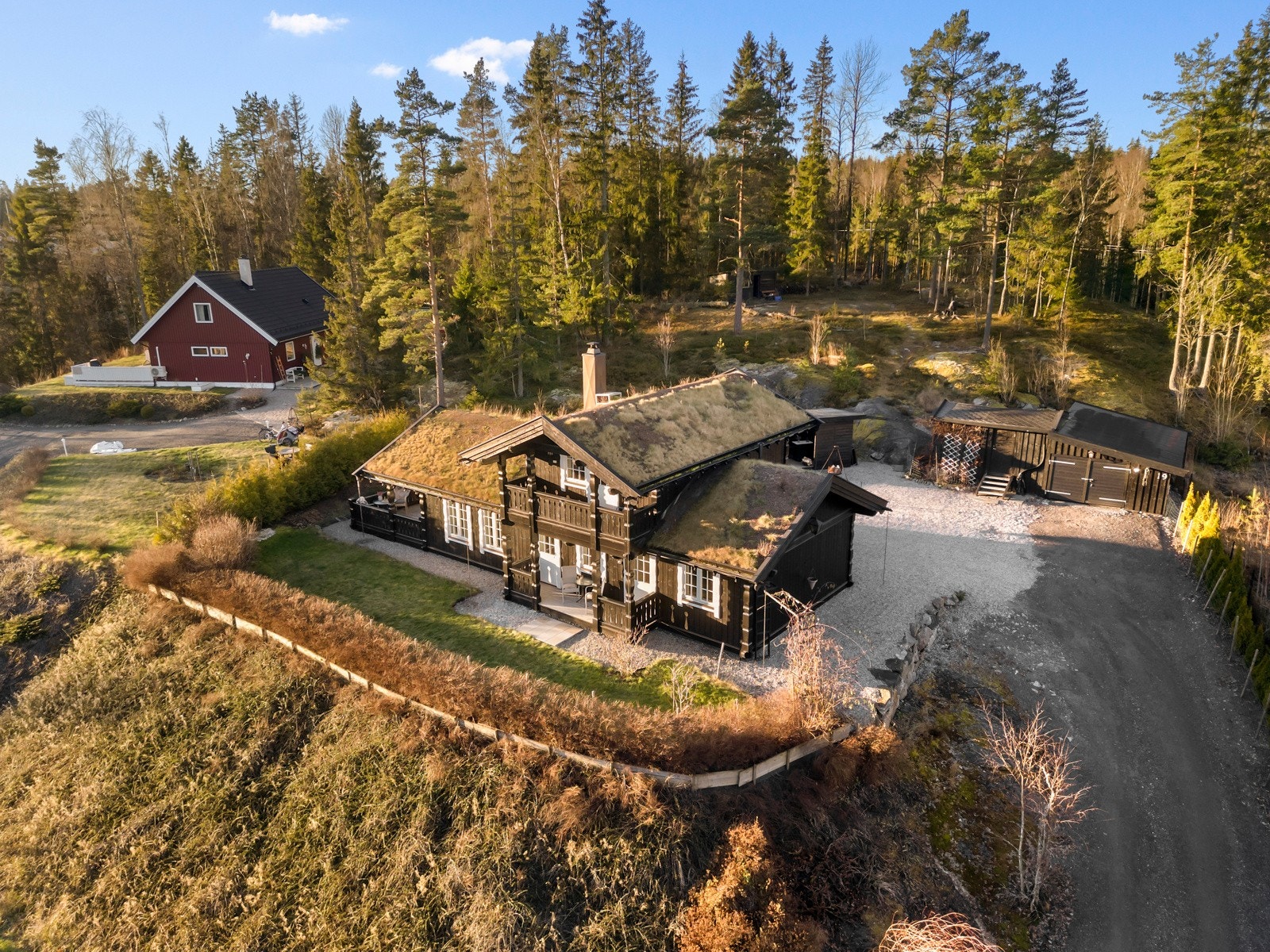 Tomten består av noe naturtomt, men forøvrig er den pent opparbeidet med plenarealer, prydbusker, hekk og gruslagte gårdsplasser. Galleribilde