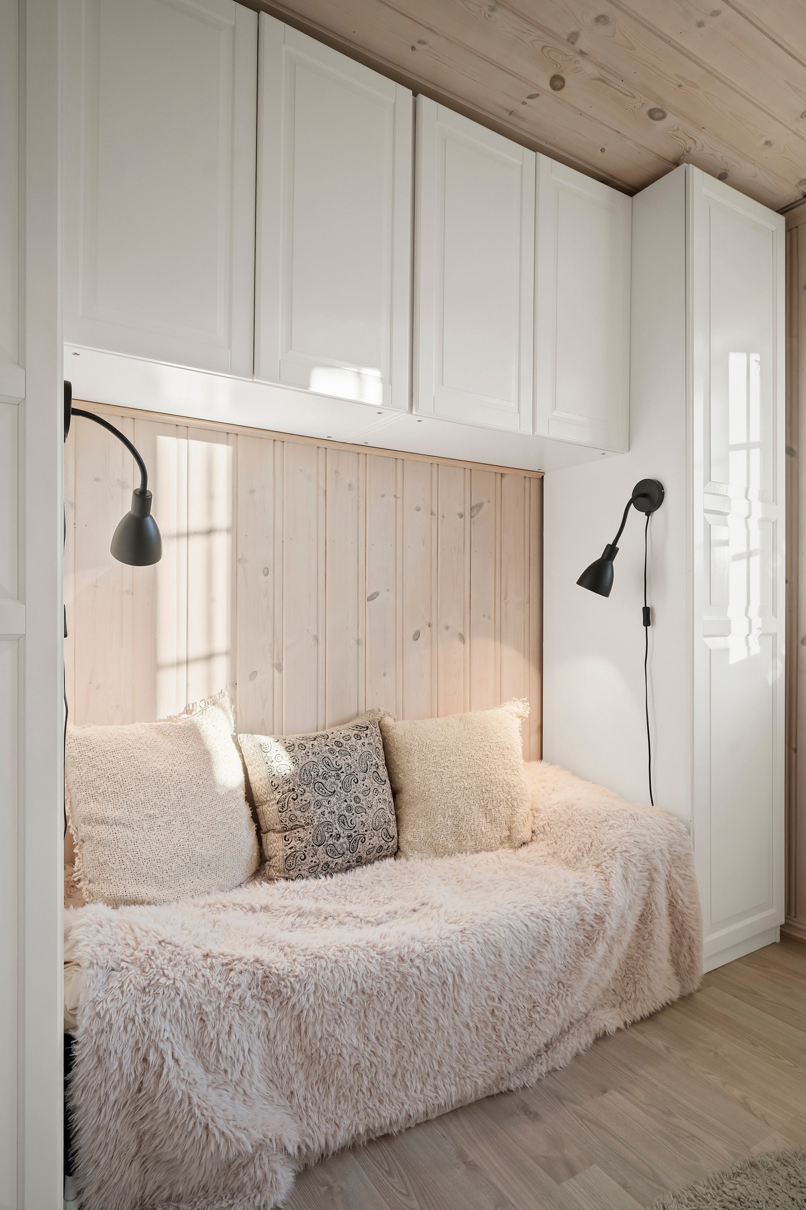 Her er det god plass til seng og nattbord, og rommet er innredet med en praktisk garderobeløsning. Galleribilde