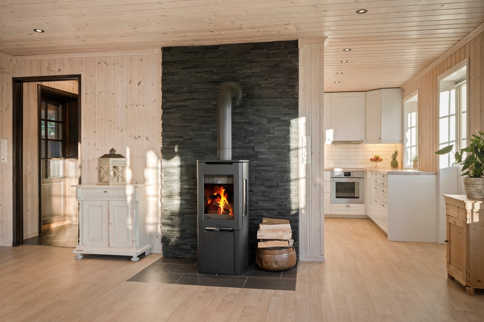 Stuen har en delvis åpen løsning mot kjøkkenet, noe som skaper en romslig og sosial atmosfære. Galleribilde