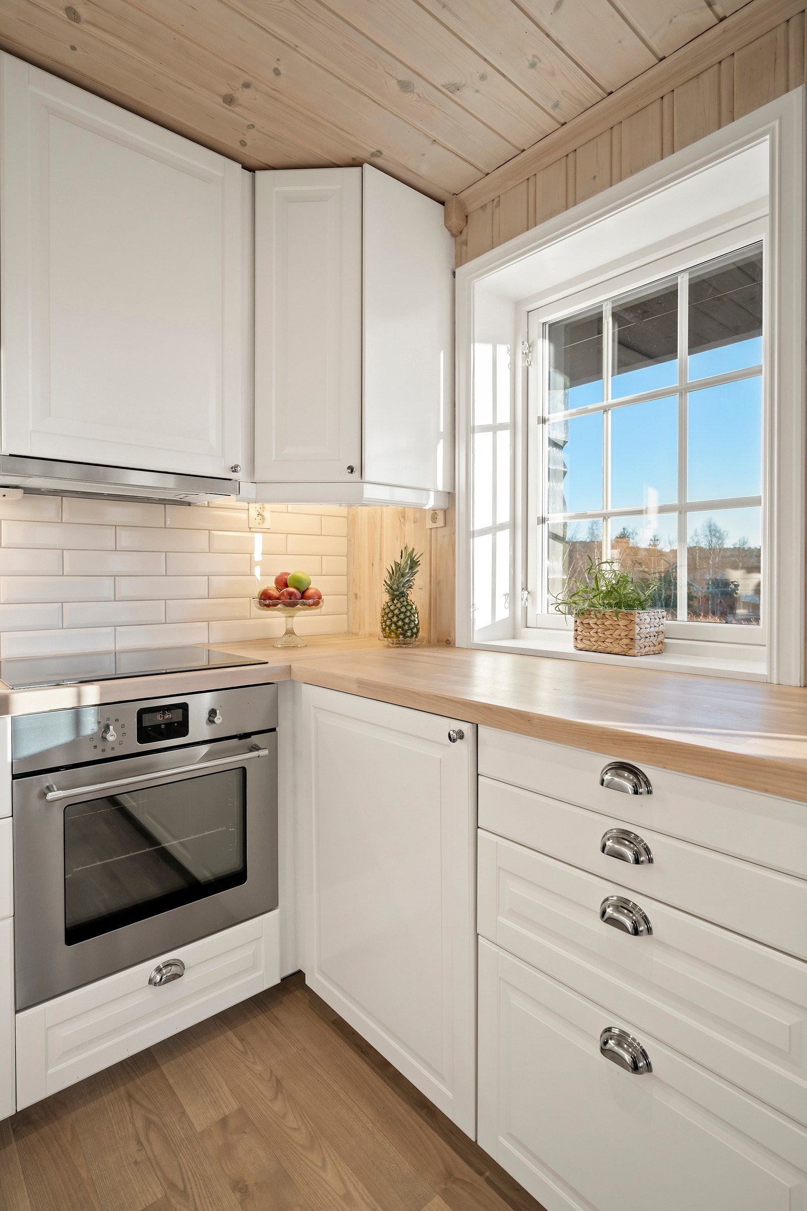 Det er både underskap og overskap langs veggen, som gir rikelig med oppbevaringsplass. Galleribilde