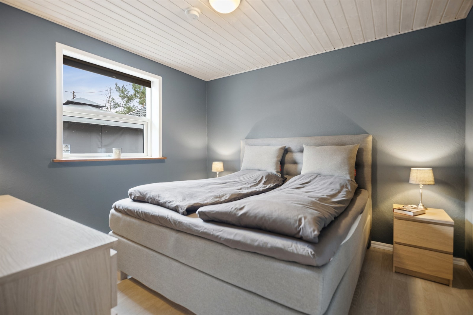 Hoveddelen har totalt 4 soverom, ett i 1. etasje og tre i 2. etasje. Her er soverommet i 1. etasje. Galleribilde