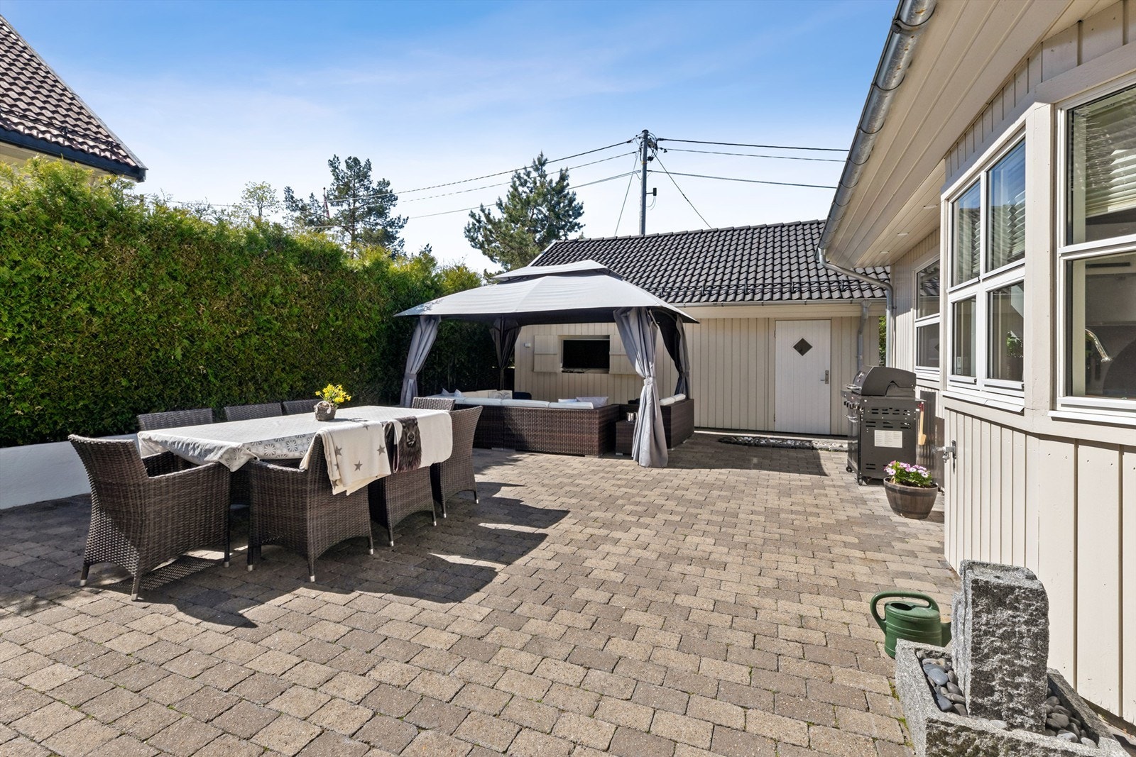 Fra kjøkkenet og stuen er det direkte utgang til en stor hellelagt terrasse Galleribilde