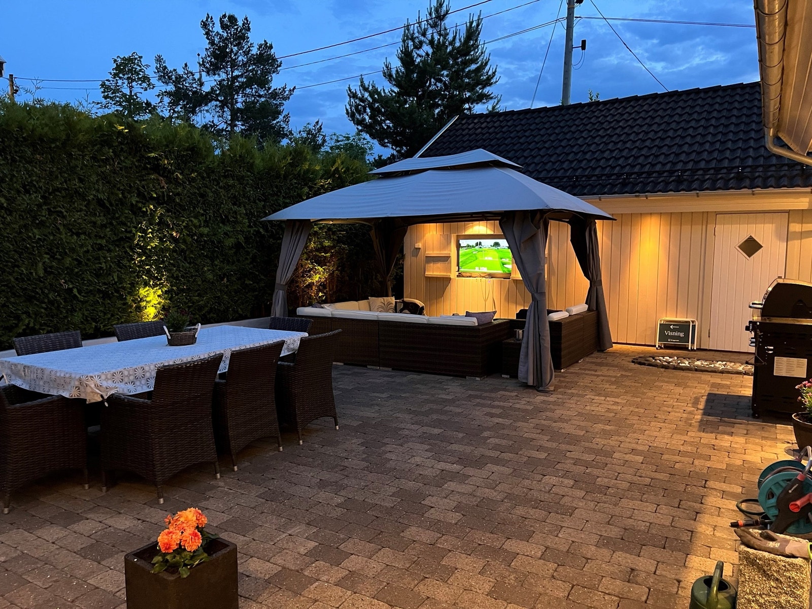 Privat og skjermet - kveldens beste øyeblikk oppleves her, med utsikt mot en frodig og fredelig hage. Galleribilde