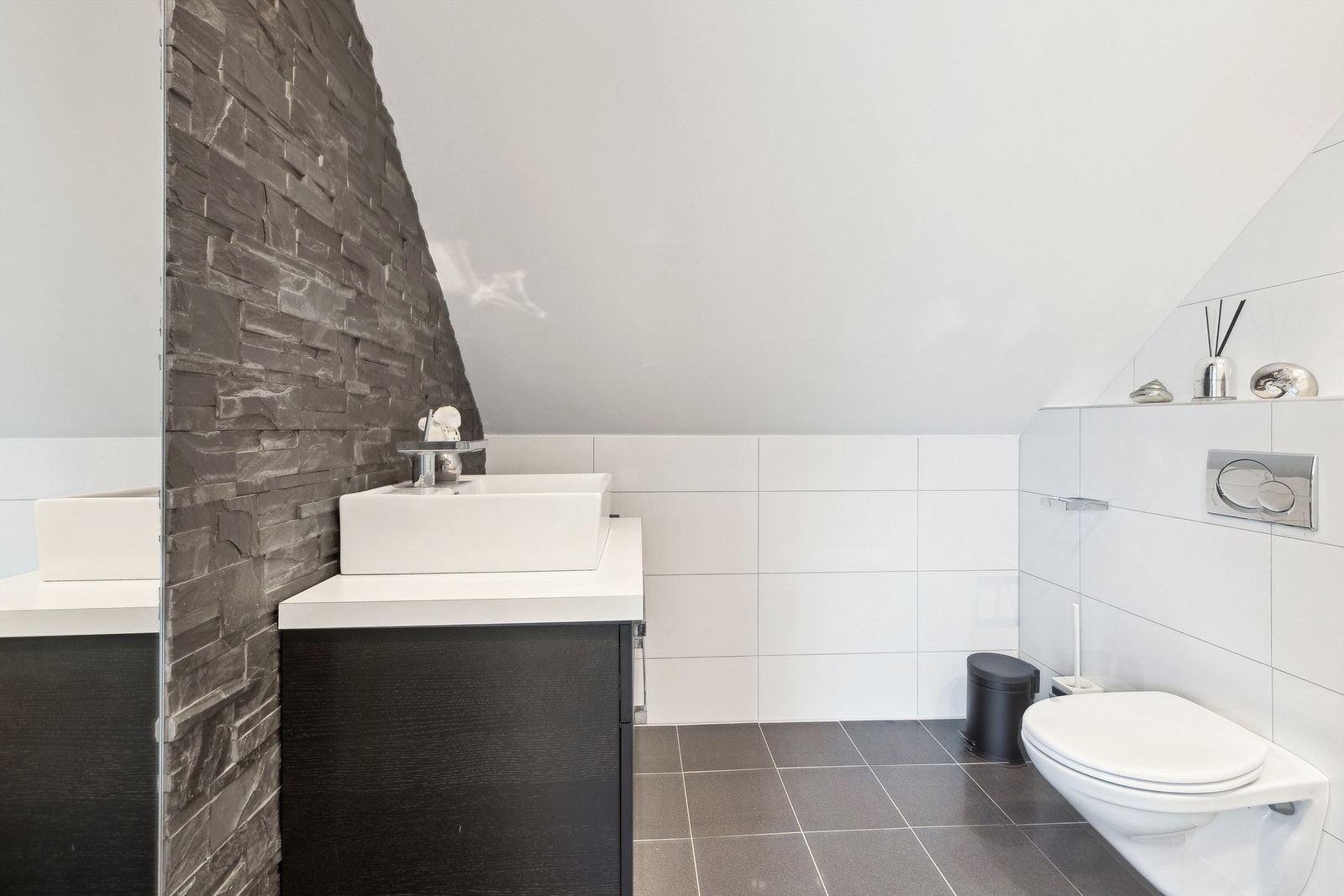 Moderne servantinnredning og vegghengt toalett. Galleribilde