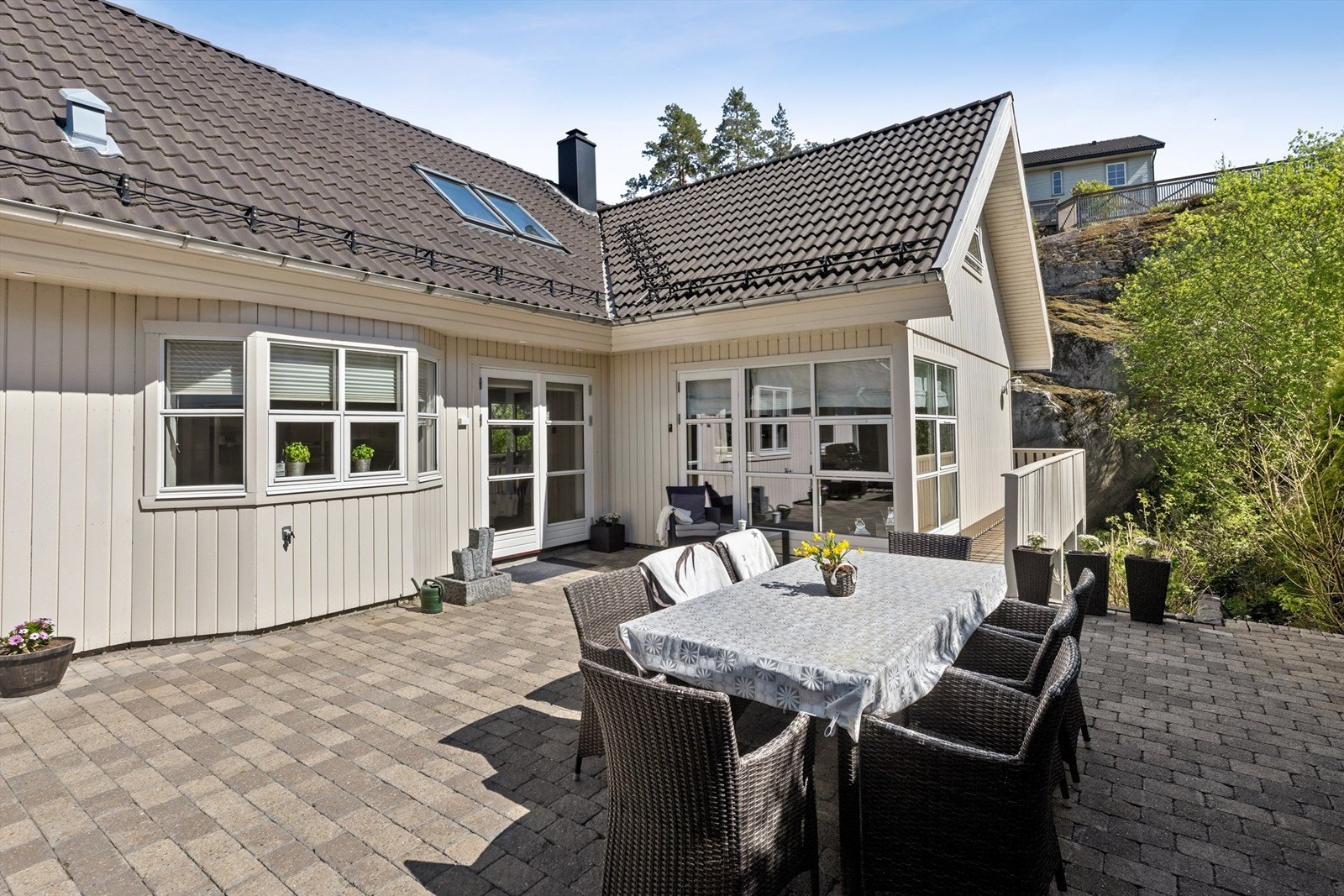 Terrassen er sydvendt, solrik og skjermet med meget gode solforhold. Galleribilde