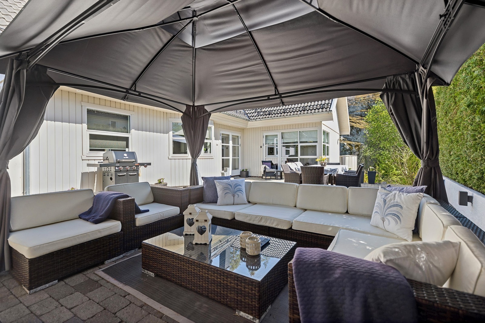 Eiendommen har over 70 kvm terrasse/uteplasser. Galleribilde