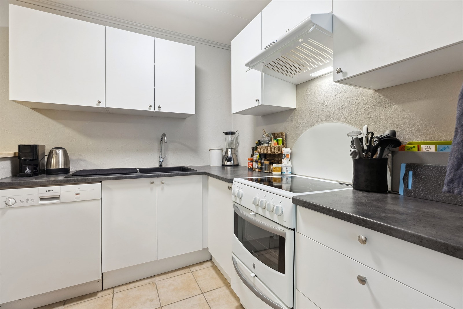 Utleiedel: Kjøkkenet er av god størrelse med godt med benke- og skapplass. Galleribilde