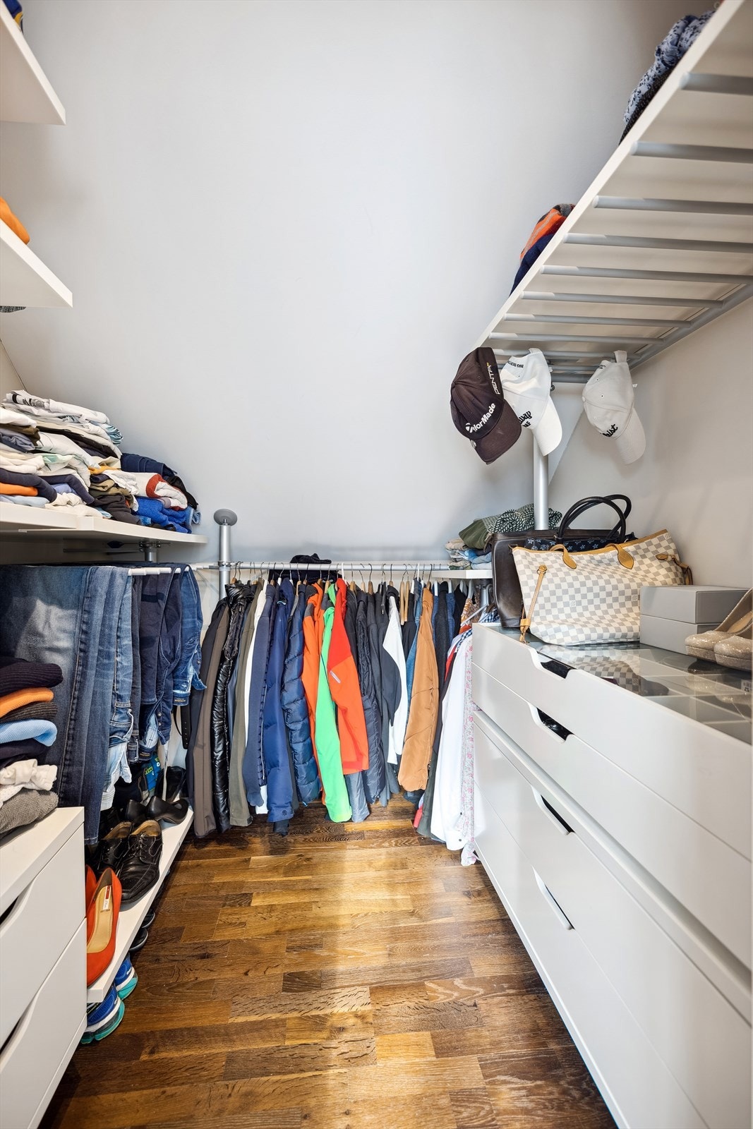 Et romslig garderoberom med god plass til oppbevaring. Galleribilde