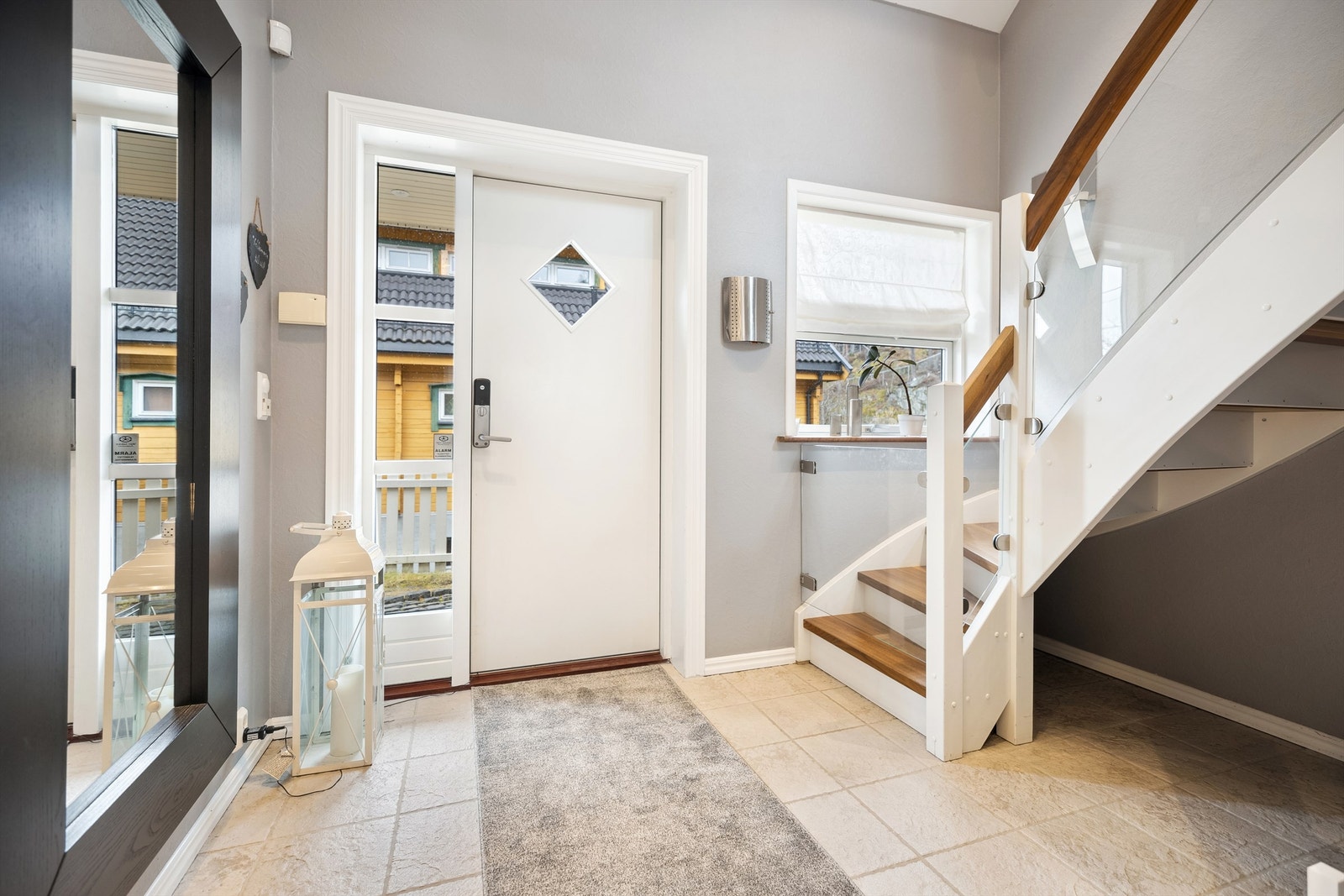 Romslig og lys entré med fliser på gulv med varme. Galleribilde