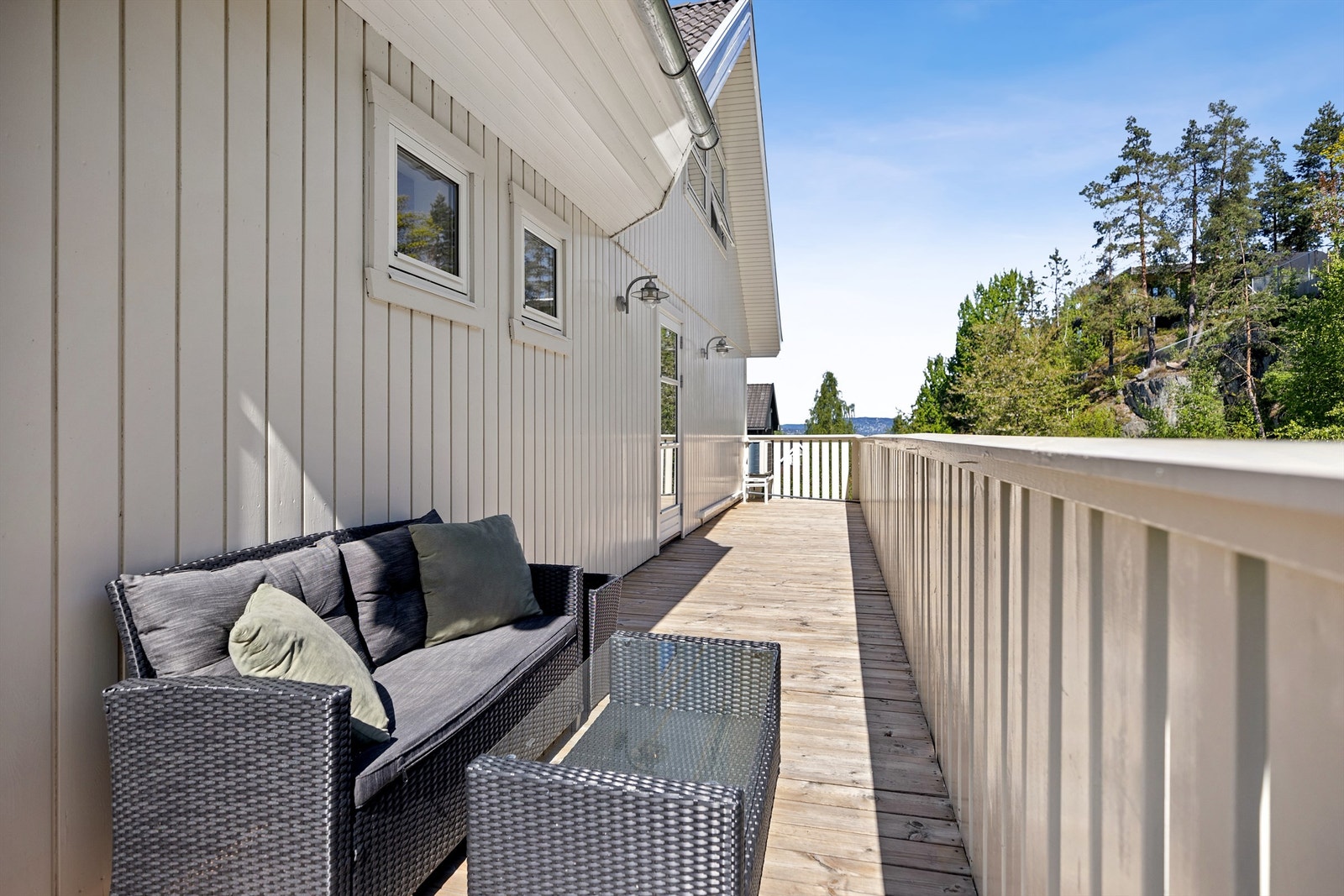 Fra stuen er utgang til balkongen. Her kan man nyte gode dager og svale kvelder. Fra balkongen har man utsikt mot Holmenkollen samt sjøgløtt. Galleribilde