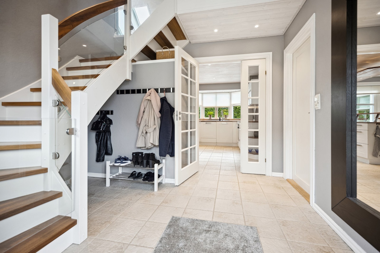 Entréen er lys og luftig med god plass til både yttertøy og sko. Galleribilde