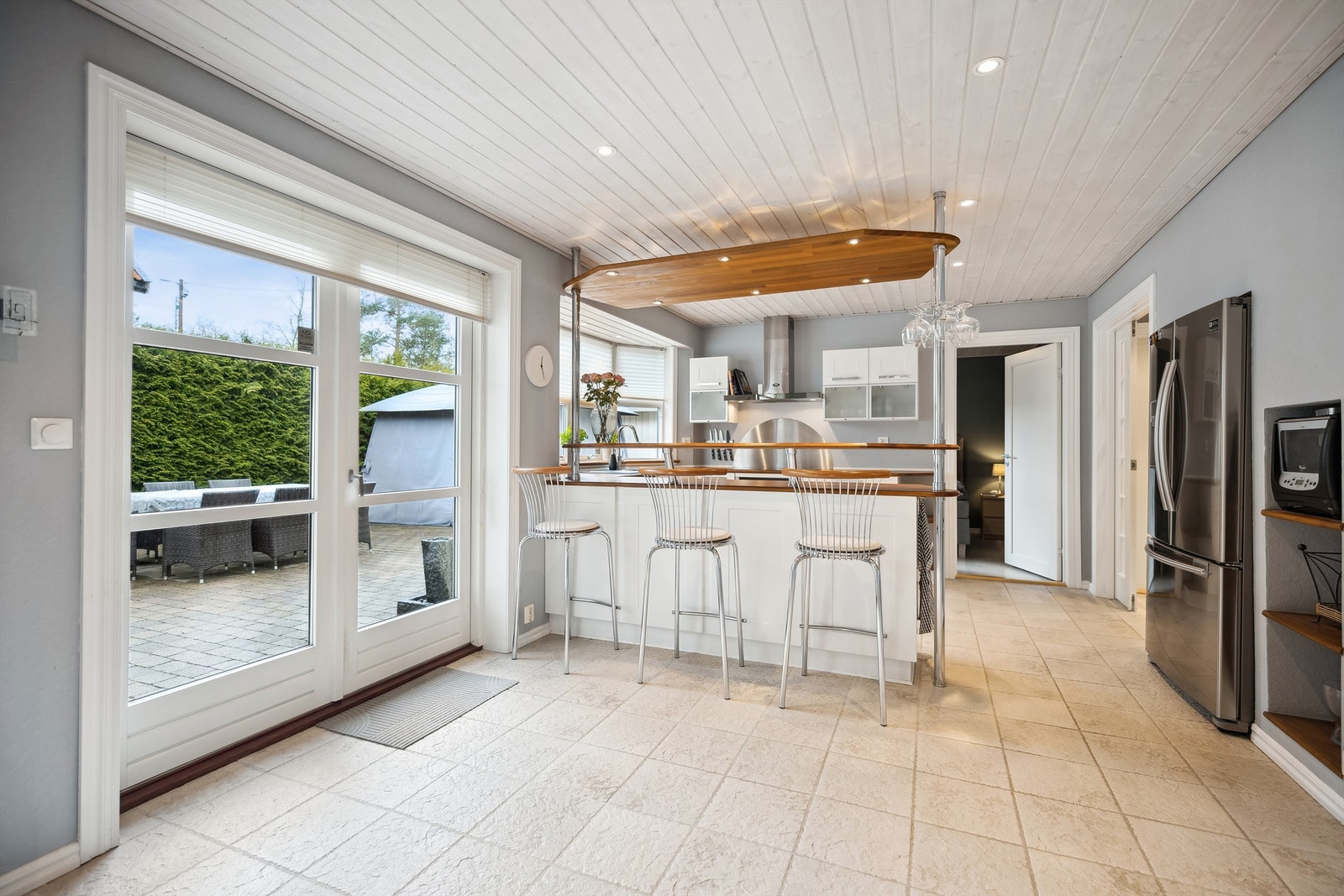 Ved denne smarte barløsningen kan barna gjøre lekser mens maten lages. Galleribilde