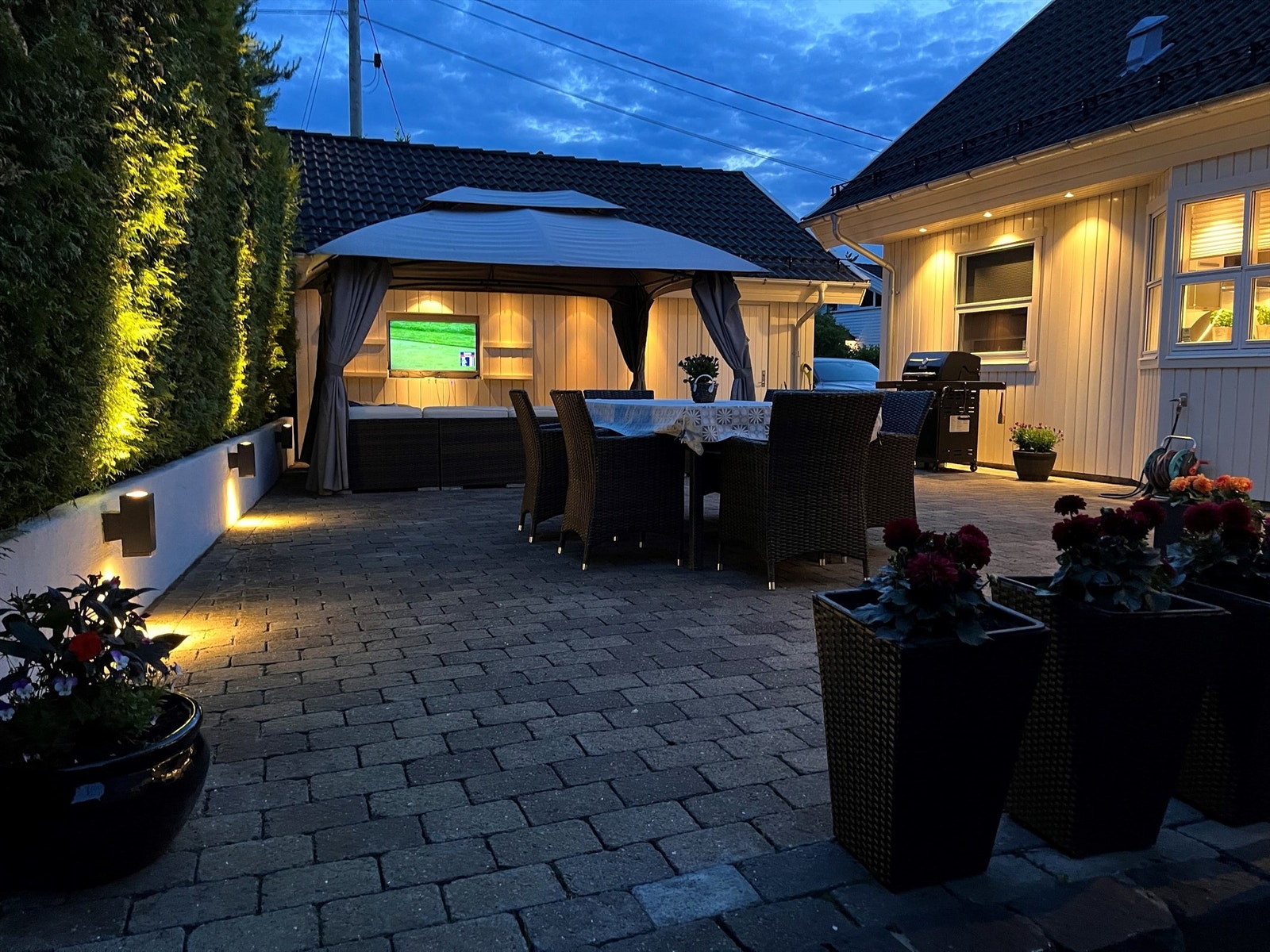 Kveldsro i usjenerte omgivelser - nyt solnedgangen fra en av flere lune uteplasser. Galleribilde