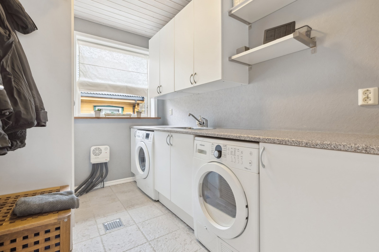 Stort og praktisk vaskerom med vaskekum, opplegg for vaskemaskin/tørketrommel og ellers veldig godt med oppbevaringsplass. Galleribilde