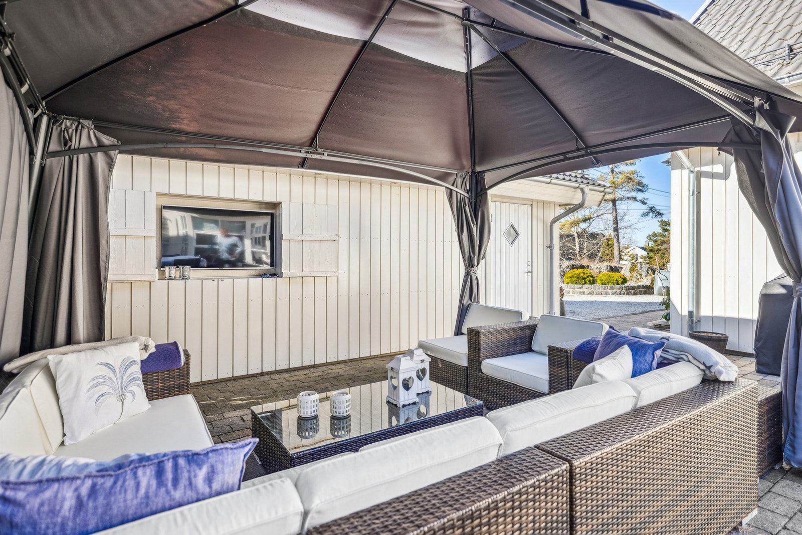 Tv montert i veggen på garasjen gir mulighet for sene, rolige sommerkvelder med favorittserien. Galleribilde