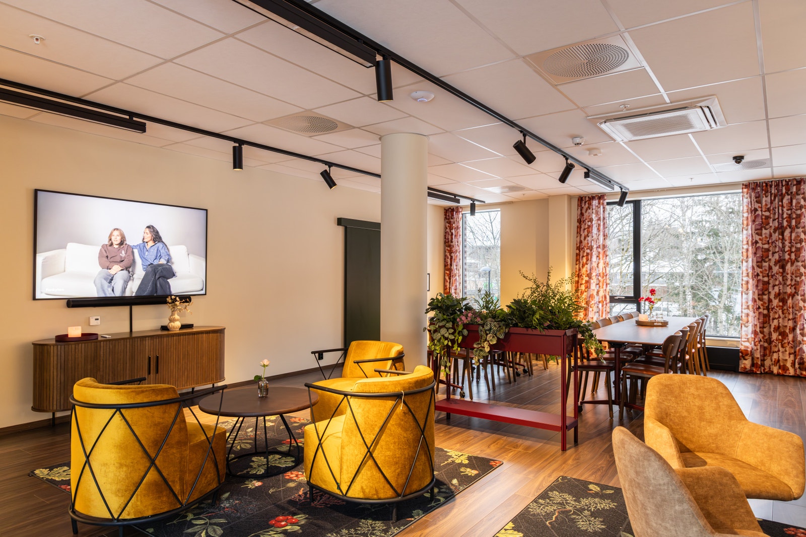 Utenom arrangementer kan man kikke på tv, lese en god bok eller samles med andre beboere i hyggelig lag Galleribilde