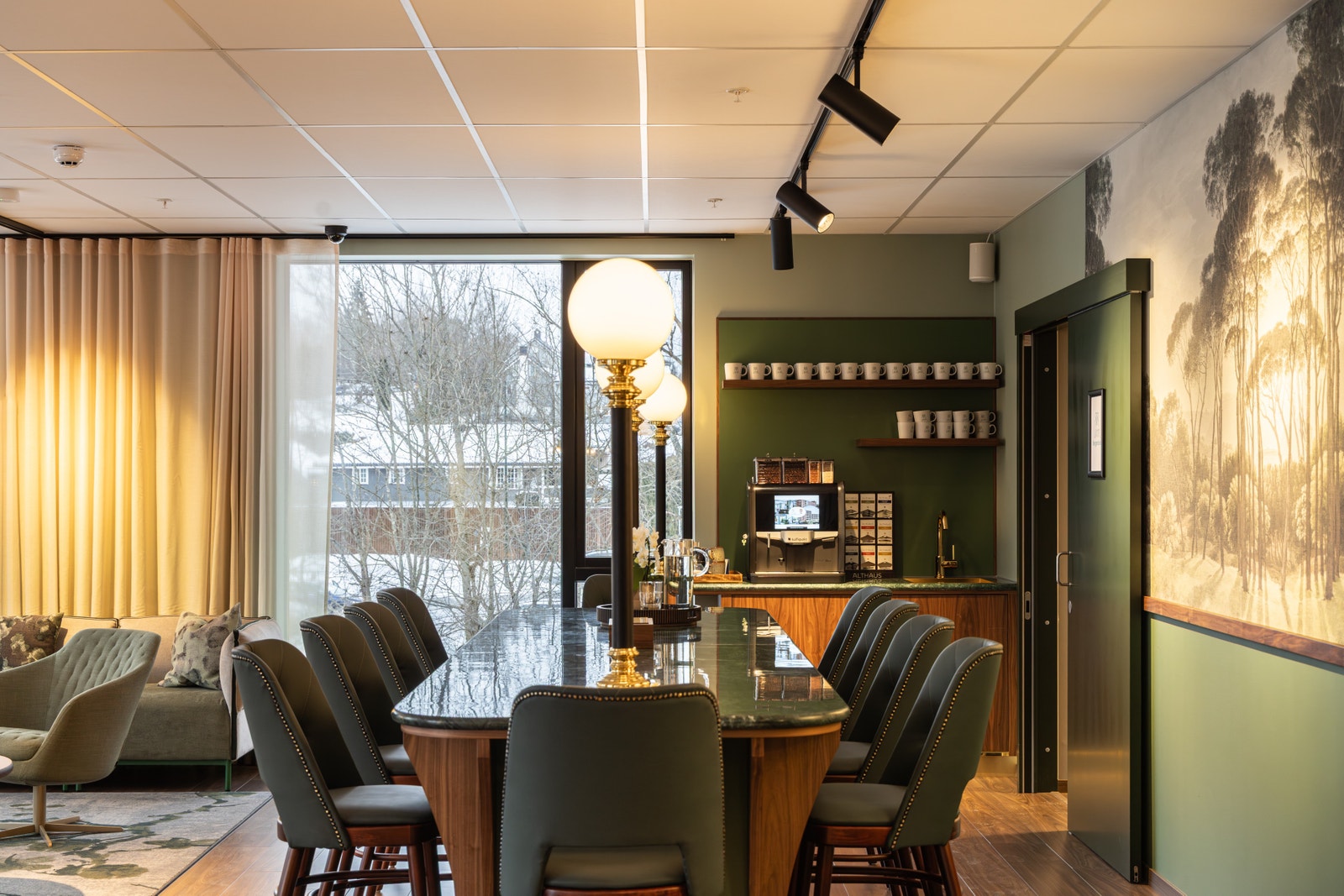 Baren er et hyggelig samlingspunkt både på dagen og på kvelden. Forsyn deg gjerne med en god kopp kaffe eller te Galleribilde