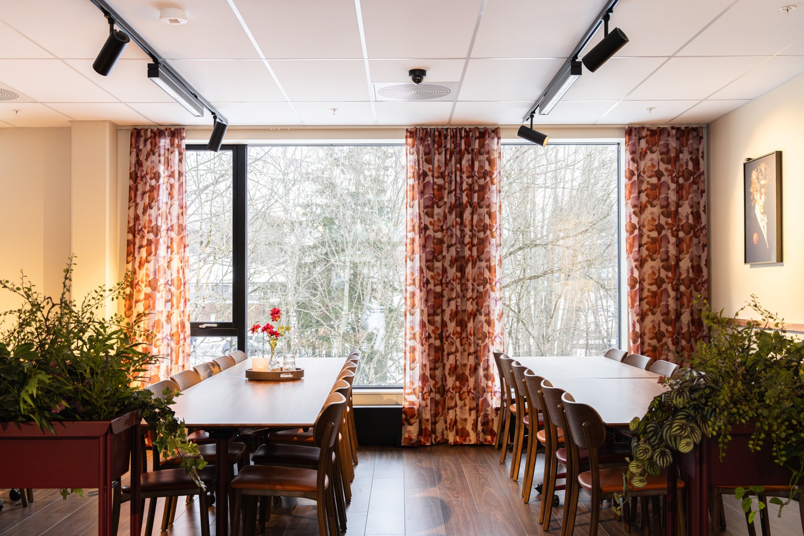 "Samlingen" har langbord med hjul og plass til mellom 30-40 personer for bordsetting Galleribilde