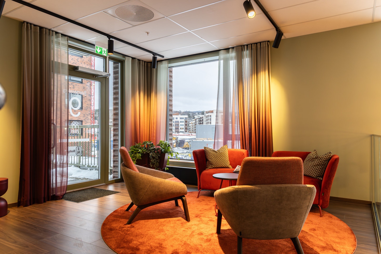 Fellesarealene består av resepsjon, lounge, selskapslokalet "Samlingen", kjøkken, trimrom, to gjesteværelser samt garderobe/wc Galleribilde