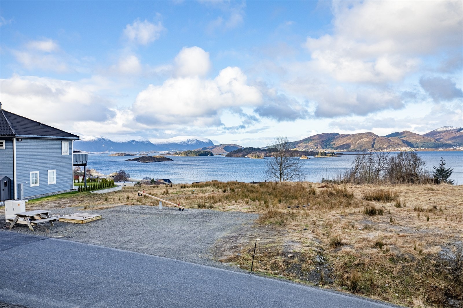 Leiligheten har en stor terrasse på 45 m2 med rekkverk i glass, gode solforhold og flott utsikt over havet. Galleribilde