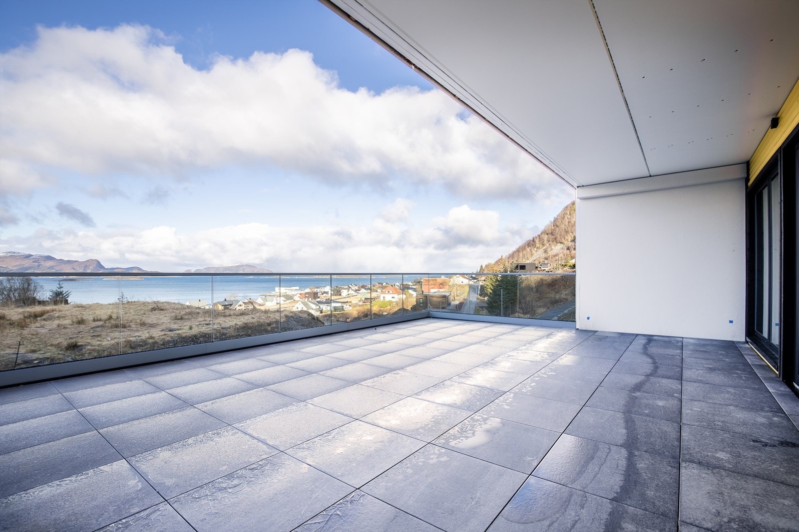 Leiligheten har en stor terrasse på 45 m2 med rekkverk i glass, gode solforhold og flott utsikt over havet. Galleribilde