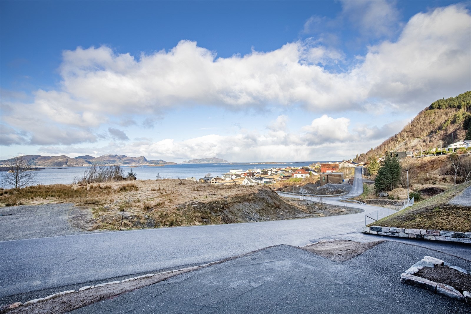 Leiligheten har en stor terrasse på 45 m2 med rekkverk i glass, gode solforhold og flott utsikt over havet. Galleribilde