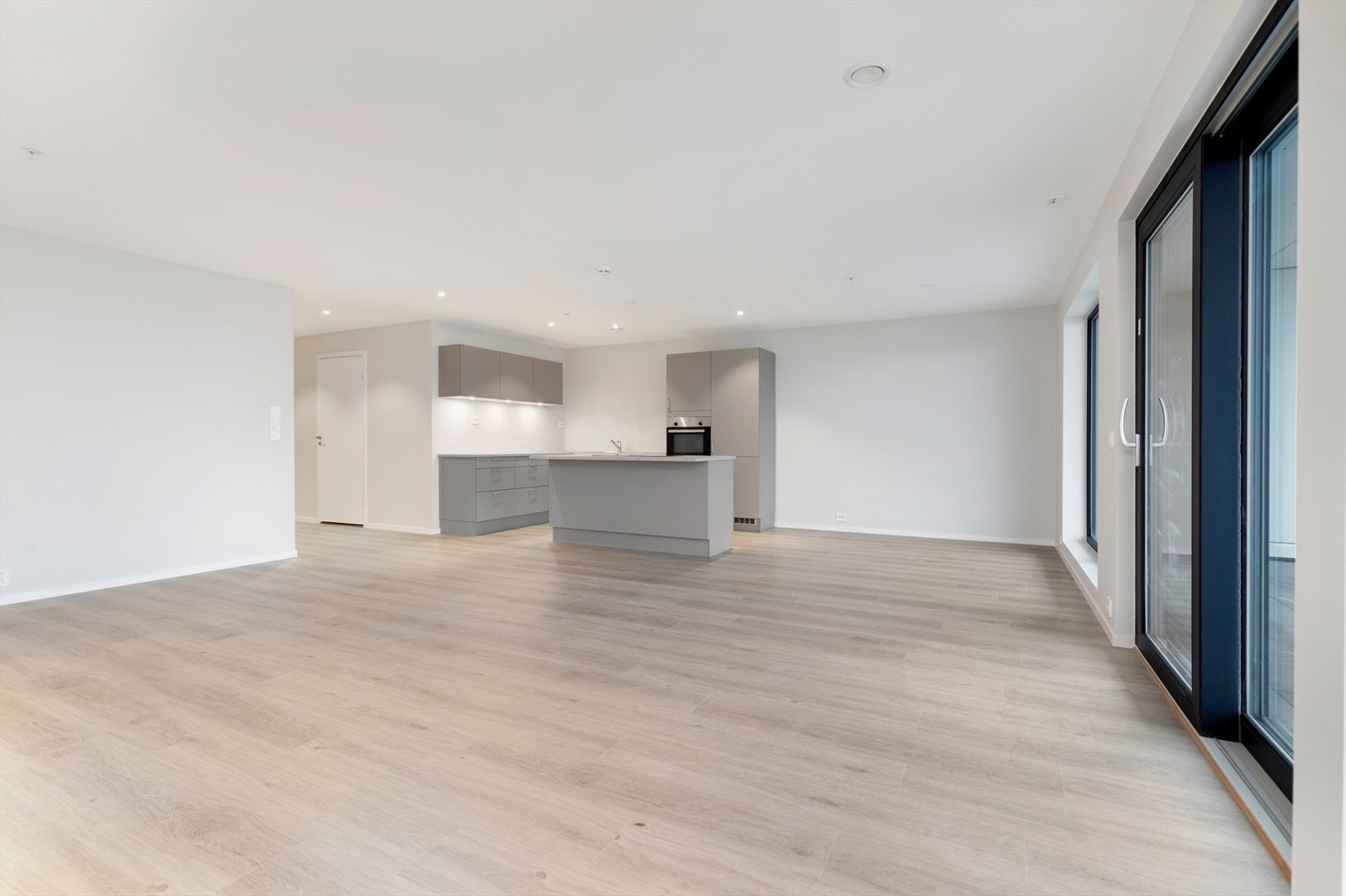 Romslig stue/kjøkken med store vindusflater. Boligen er utstyrt med lyse, moderne overflater, spotter i tak og vannboren varme. Galleribilde