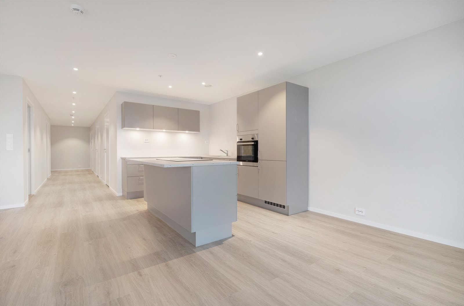 Lys og moderne kjøkkeninnredning fra HTH Galleribilde