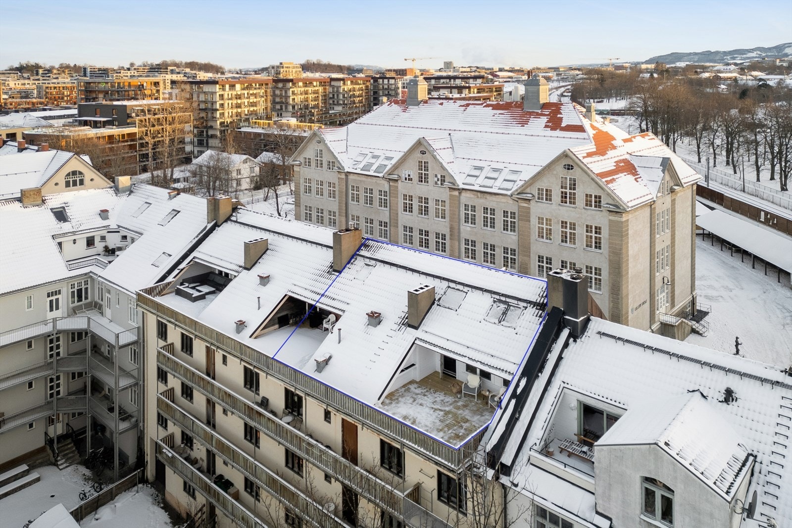 Terrassen er over 35 kvm og har rikelig med plass til møblement. Lilleby sees i bakgrunnen. Galleribilde