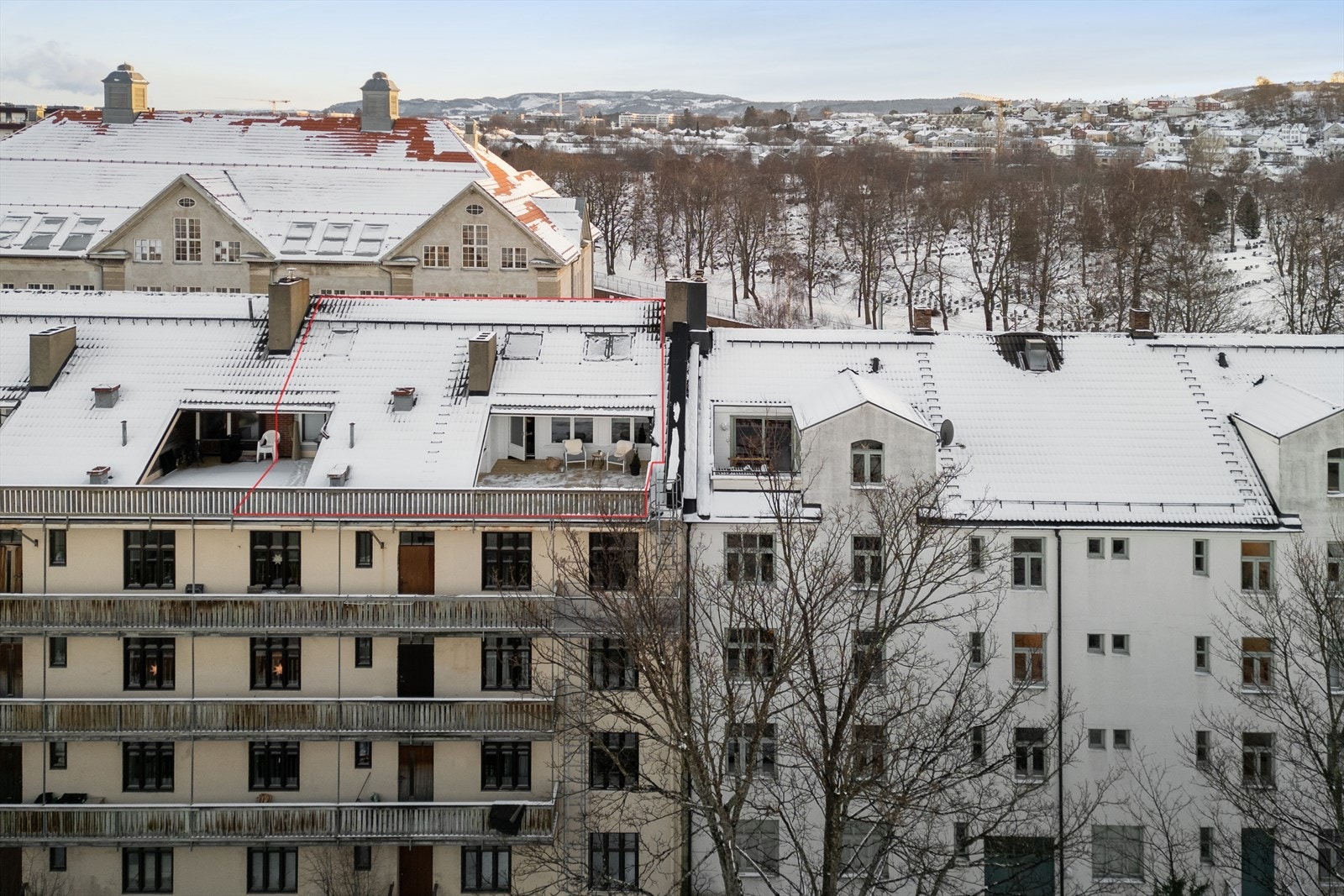 Takterrasse, undertak, vindskier m.m. er nettopp skiftet ut og fremstår nå som nytt. Galleribilde
