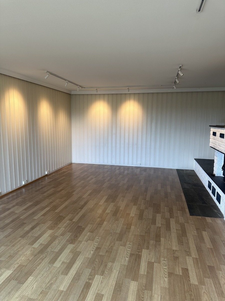 Det er også peis i stuen Galleribilde