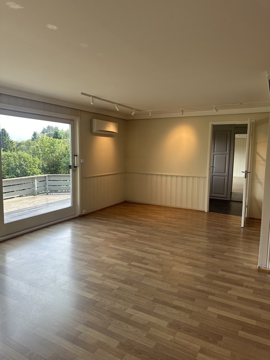 Stue med plass til både spisegruppe og sofagruppe Galleribilde