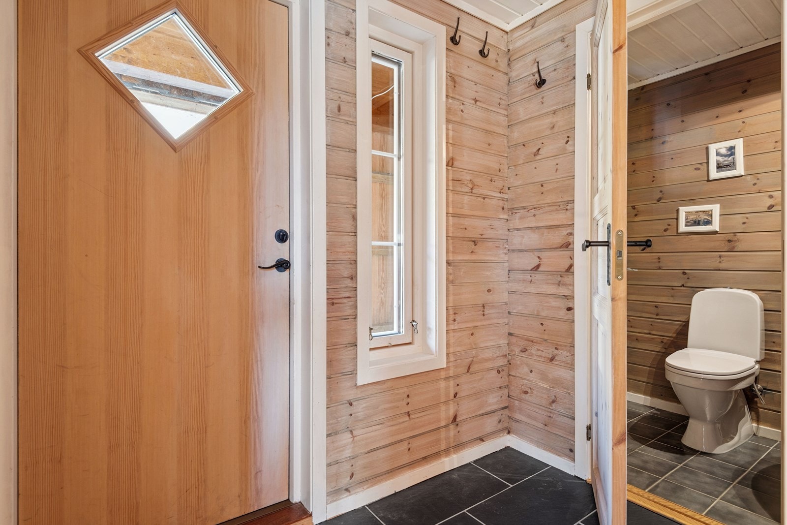 - Separat toalettrom med behagelig varme i gulv - Galleribilde